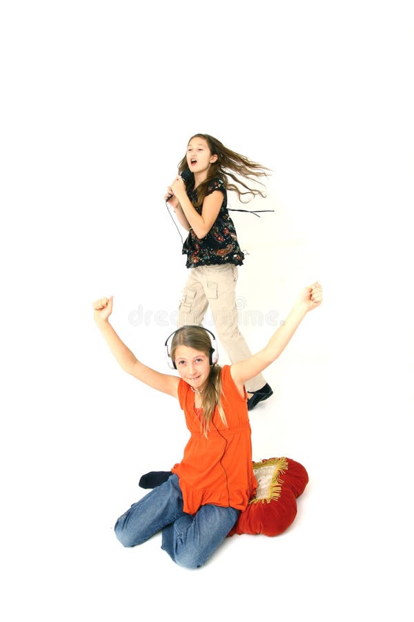 Twee meisjes die aan muziek luisteren stock fotografie Twee meisjes die aan muziek luisteren stock fotografie