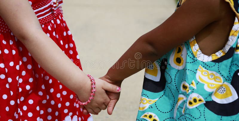 Twee meisjes die handen houden stock fotografie Twee meisjes die handen houden stock fotografie