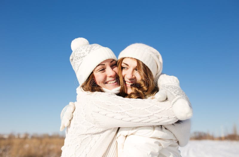 Twee meisjes hebben pret bij de winterdag stock fotografie Twee meisjes hebben pret bij de winterdag stock fotografie