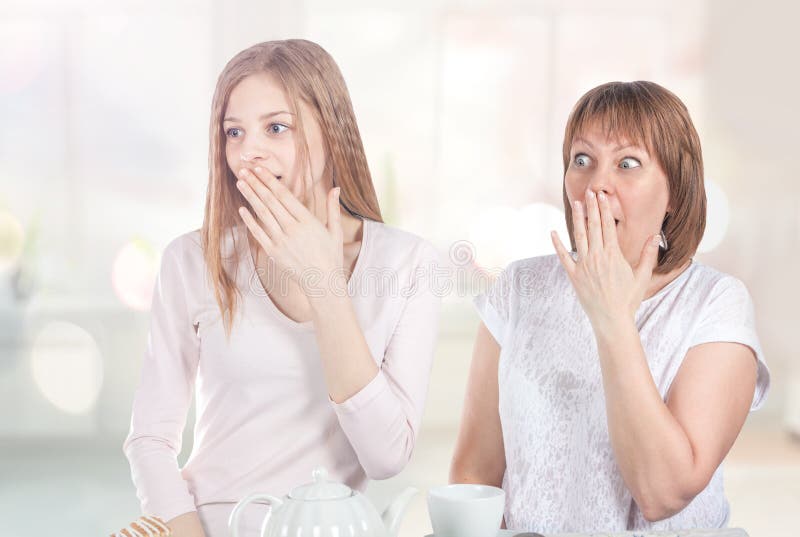 Twee meisjes zijn zeer verrast stock afbeeldingen Twee meisjes zijn zeer verrast stock afbeeldingen