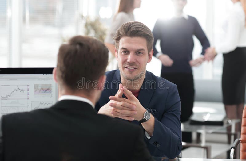 Twee mensen bespreken de groei van het bedrijf, die de het toenemen grafiek op het computerscherm bekijken royalty-vrije stock foto Twee mensen bespreken de groei van het bedrijf, die de het toenemen grafiek op het computerscherm bekijken royalty-vrije stock foto