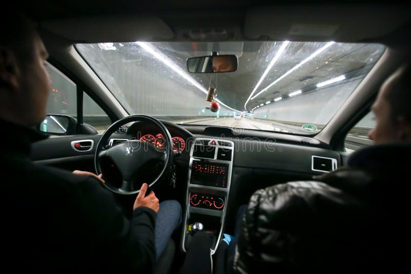 Twee mensen die in tunnel drijven royalty-vrije stock fotografie Twee mensen die in tunnel drijven royalty-vrije stock fotografie