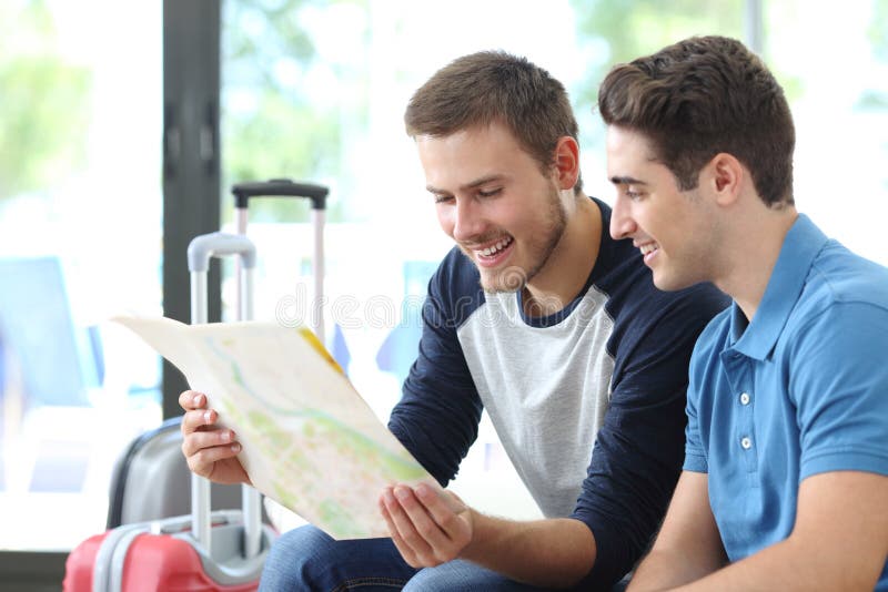 Twee mensen die vakantie plannen die kaart controleren stock foto's Twee mensen die vakantie plannen die kaart controleren stock foto's