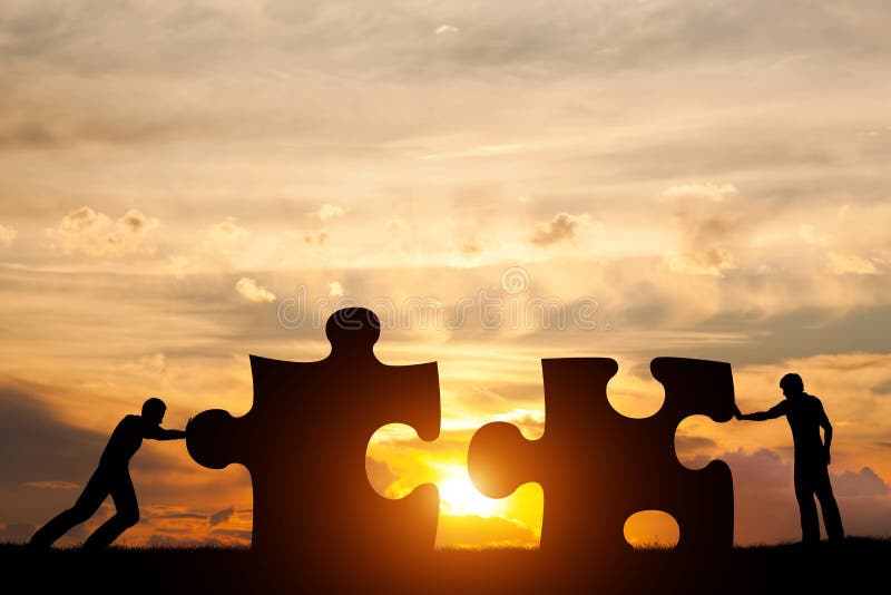Twee mensen verbinden twee raadselstukken Concept die bedrijfsoplossing, een probleem oplossen Twee mensen verbinden twee raadselstukken Concept die bedrijfsoplossing, een probleem oplossen