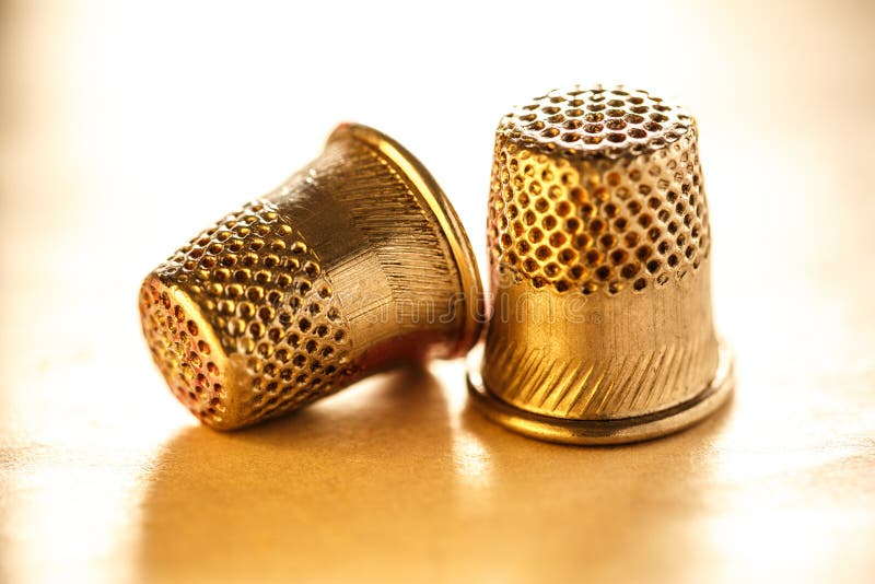 Twee metaal naaiende vingerhoedjes stock foto