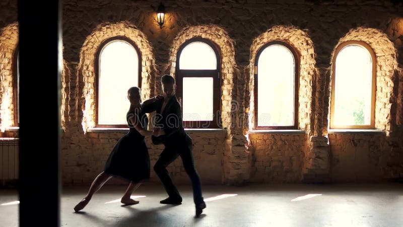 Twee moderne balletdansers die in studio praktizeren