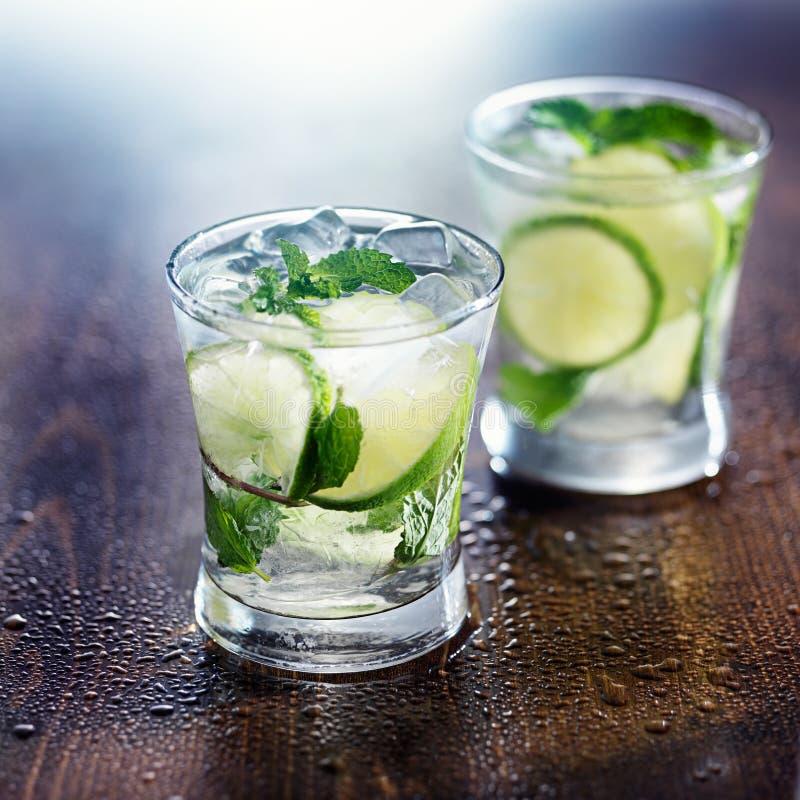 Twee mojito-cocktails royalty-vrije stock afbeeldingen