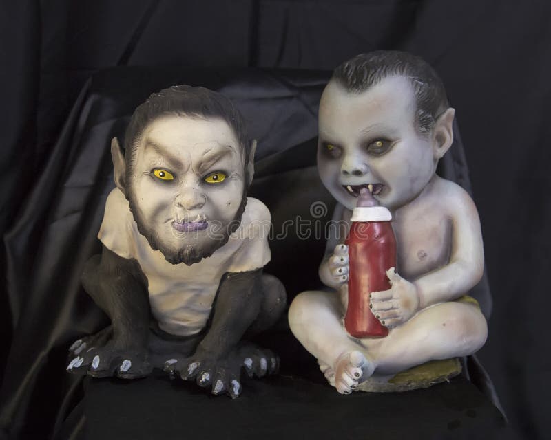 Twee monsterbabys één die een flessenhoogtepunt van bloed drinken stock foto Twee monsterbabys één die een flessenhoogtepunt van bloed drinken stock foto
