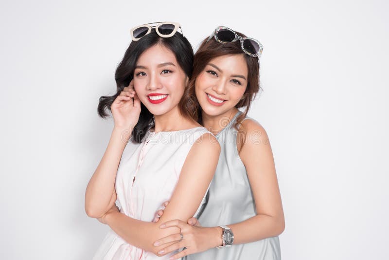 Twee mooie jonge vrouwen die en aan camera koesteren kijken stock afbeeldingen Twee mooie jonge vrouwen die en aan camera koesteren kijken stock afbeeldingen