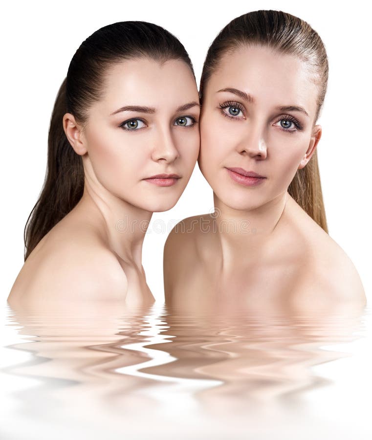 Twee mooie vrouwen in water Zeep, handdoek en bloemensneeuwklokjes royalty-vrije stock foto's Twee mooie vrouwen in water Zeep, handdoek en bloemensneeuwklokjes royalty-vrije stock foto's