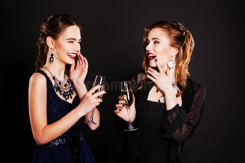 Twee mooie vrouwen in zwarte cocktailkleding royalty-vrije stock fotografie Twee mooie vrouwen in zwarte cocktailkleding royalty-vrije stock fotografie
