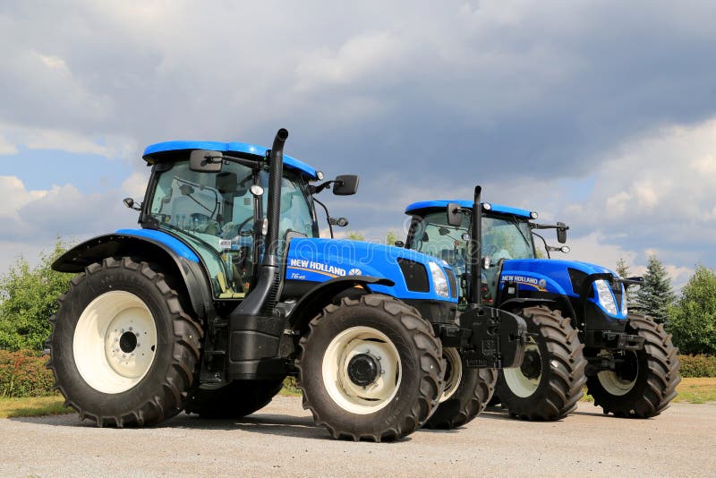 Twee Nieuwe Holland Agricultural Tractors