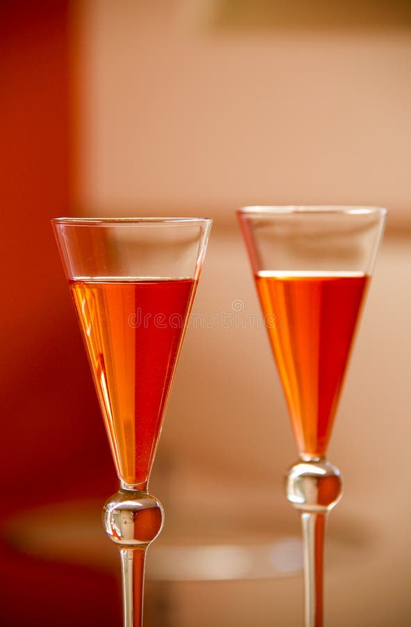 Twee oranje cocktails met mooie glasbezinningen stock afbeelding Twee oranje cocktails met mooie glasbezinningen stock afbeelding