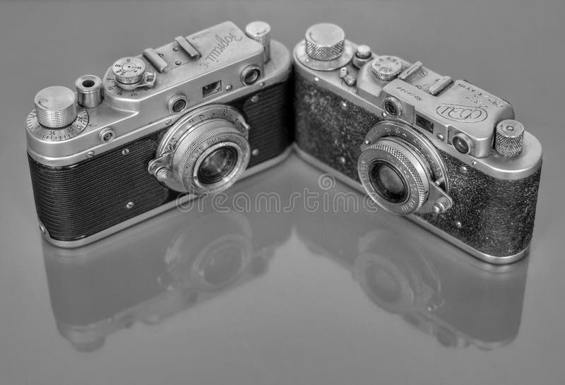 Twee oude camera's met bezinning stock afbeelding Twee oude camera's met bezinning stock afbeelding