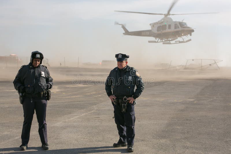 Twee politiemannen NYPD bij helikopter het landen royalty-vrije stock fotografie Twee politiemannen NYPD bij helikopter het landen royalty-vrije stock fotografie