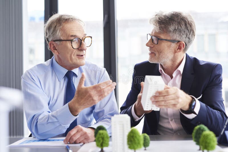 Twee rijpe architecten die bedrijfsstrategie bespreken royalty-vrije stock foto Twee rijpe architecten die bedrijfsstrategie bespreken royalty-vrije stock foto