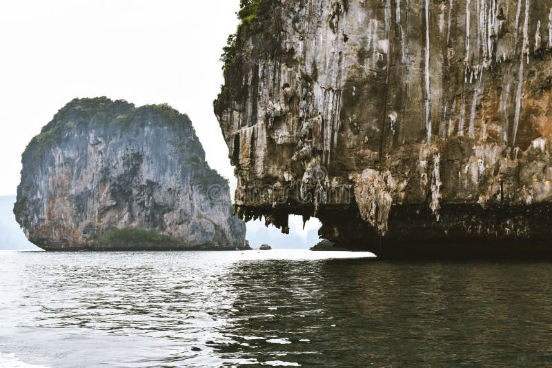 Twee rotsachtige eilanden in het Andaman-overzees stock fotografie Twee rotsachtige eilanden in het Andaman-overzees stock fotografie