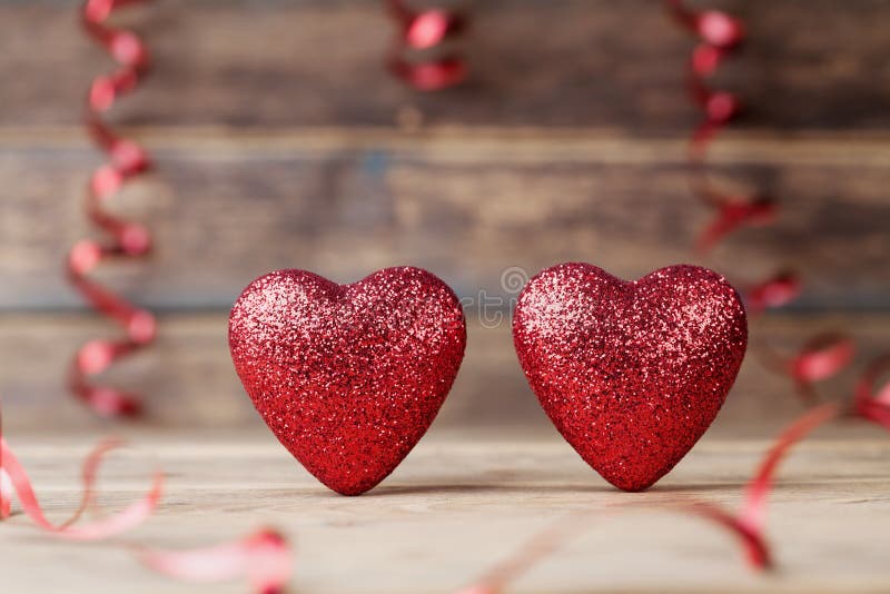 Twee schitteren harten op uitstekende houten lijst Van de de Valentijnskaartendag van heilige de groetkaart 14 februari-achtergro