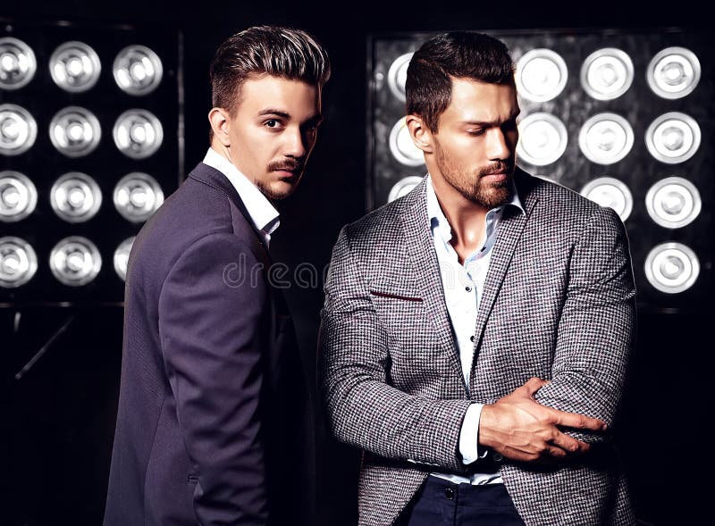 Twee sexy knappe mensen van manier mannelijke modellen kleedden zich in elegante kostuums royalty-vrije stock foto's Twee sexy knappe mensen van manier mannelijke modellen kleedden zich in elegante kostuums royalty-vrije stock foto's
