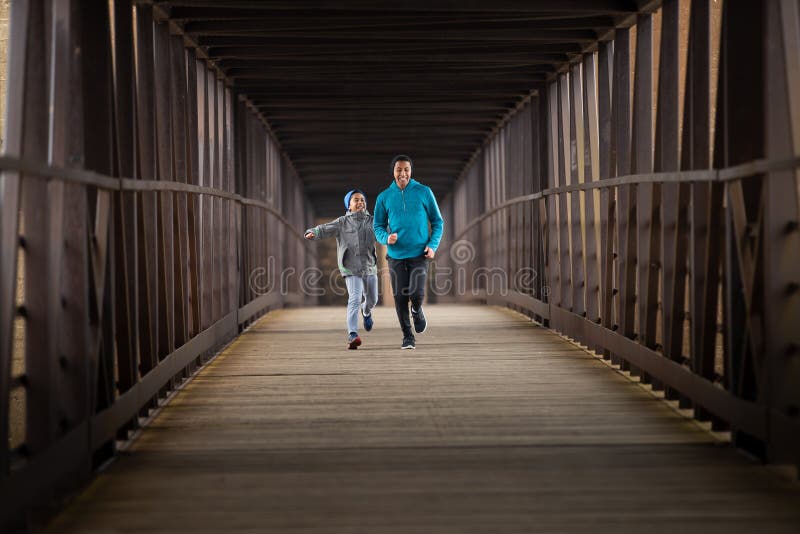 Twee Spaanse Broers stellen een Race onderaan Brug in werking royalty-vrije stock fotografie Twee Spaanse Broers stellen een Race onderaan Brug in werking royalty-vrije stock fotografie
