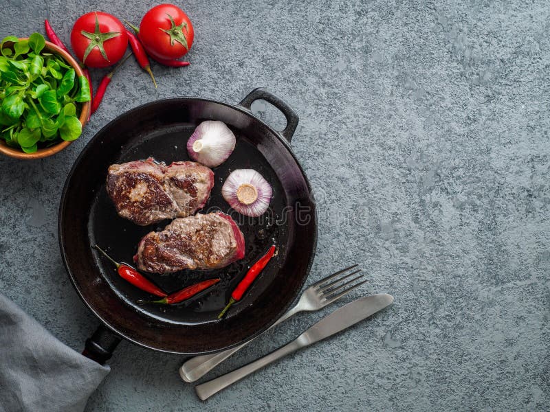 Twee stukken van rundvleesfilet, gebraden lapje vlees in een pan Hoogste grijze mening, stock foto Twee stukken van rundvleesfilet, gebraden lapje vlees in een pan Hoogste grijze mening, stock foto