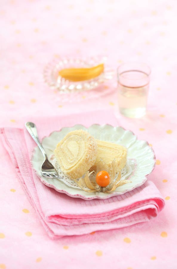 Twee stukken van Tropische Koninginnenbroodcake met Mangoroomkaas het Vullen stock afbeelding Twee stukken van Tropische Koninginnenbroodcake met Mangoroomkaas het Vullen stock afbeelding