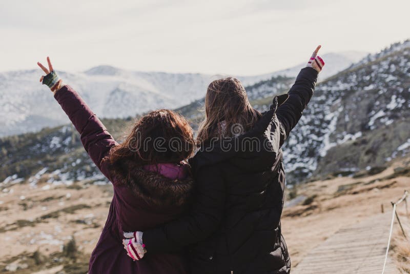 Twee succesvolle vrienden van de wandelaarvrouw genieten van de mening over bergpiek bij zonsondergang gelukkige vrouwen in aard stock foto's Twee succesvolle vrienden van de wandelaarvrouw genieten van de mening over bergpiek bij zonsondergang gelukkige vrouwen in aard stock foto's