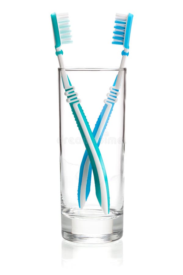 Одна зубная щетка на двоих. Синяя вода для зубов в стеклянной. Toothbrush in Glass. Two tooths