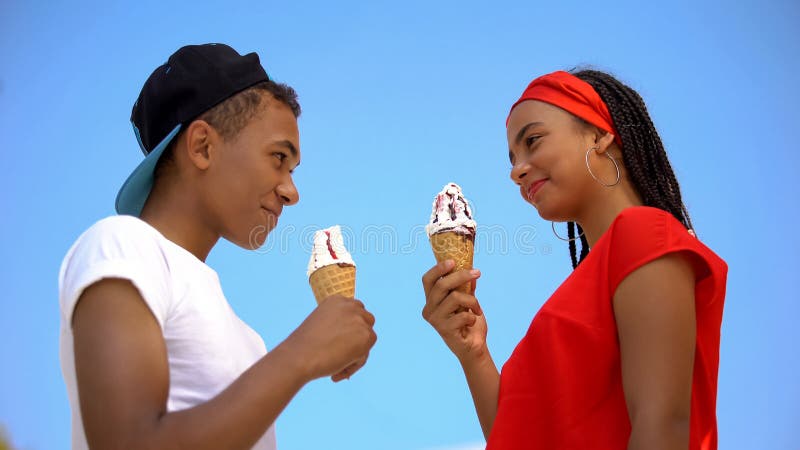 Twee Tieners Houden Een Zoete Ijsje En Kijken Elkaar Aan Onderaanzicht