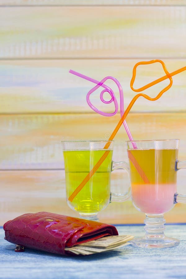 Twee tropische cocktails en een portefeuille stock afbeelding Twee tropische cocktails en een portefeuille stock afbeelding