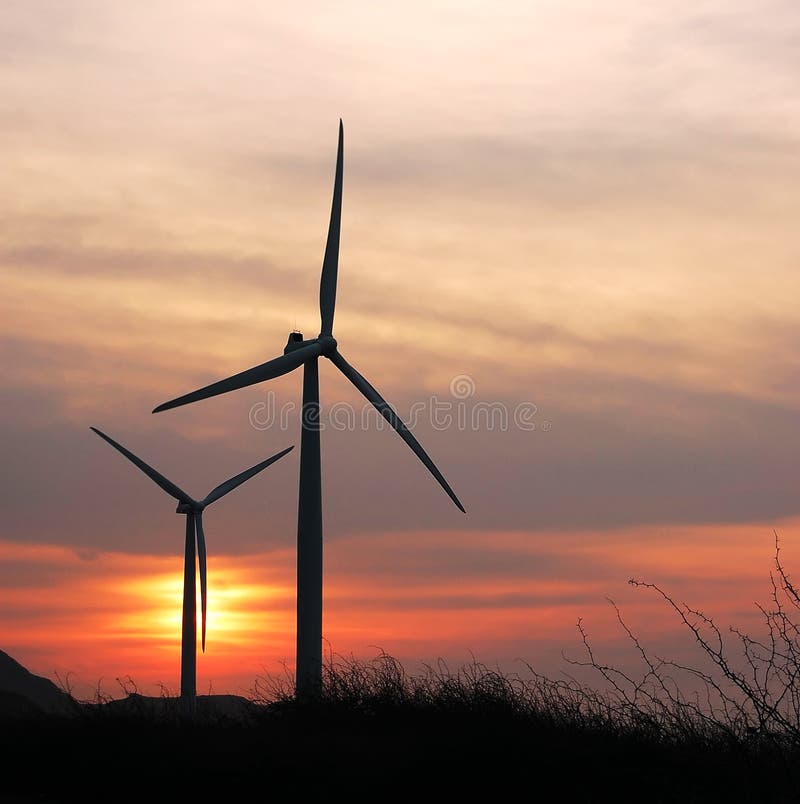 Twee turbines in het schemerlicht stock foto