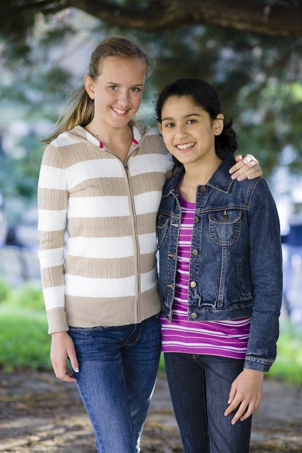 Twee Tween Meisjes in openlucht stock afbeeldingen Twee Tween Meisjes in openlucht stock afbeeldingen