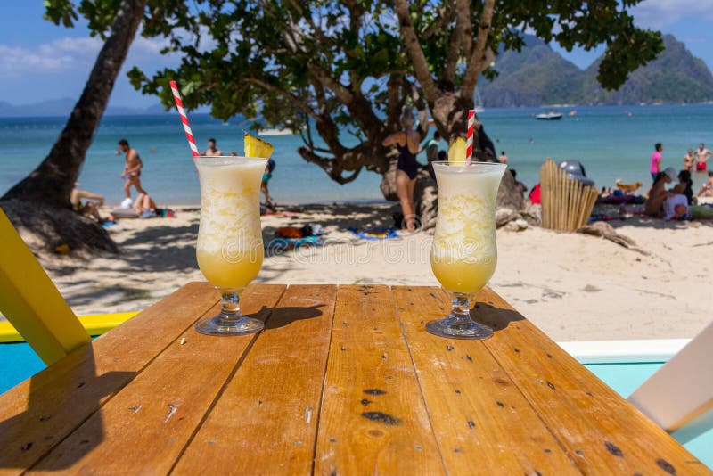 Twee verse alcoholcocktail op het strand Koude pinacolada op zeegezichtachtergrond Paar koele ananascocktails met stro stock foto's Twee verse alcoholcocktail op het strand Koude pinacolada op zeegezichtachtergrond Paar koele ananascocktails met stro stock foto's