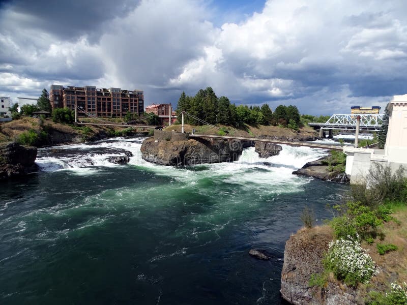 Twee voet bruggen die de rivier in centraal Spokane kruisen royalty-vrije stock afbeeldingen Twee voet bruggen die de rivier in centraal Spokane kruisen royalty-vrije stock afbeeldingen