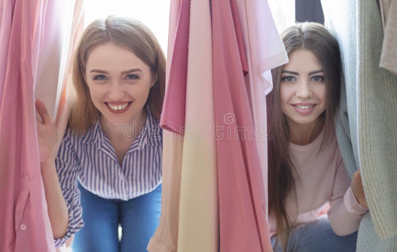 Twee vrolijke vrij jonge meisjes die pret hebben terwijl het winkelen stock fotografie Twee vrolijke vrij jonge meisjes die pret hebben terwijl het winkelen stock fotografie