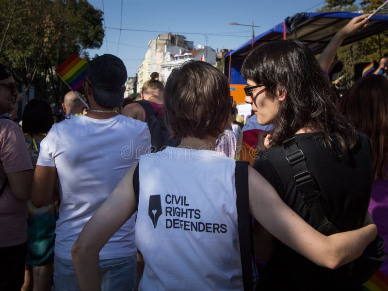 Twee vrouwen die een T-shirt met het embleem dragen die van de Burgerrechtenverdediger aan Belgrado Gay Pride deelnemen royalty-vrije stock foto's Twee vrouwen die een T-shirt met het embleem dragen die van de Burgerrechtenverdediger aan Belgrado Gay Pride deelnemen royalty-vrije stock foto's