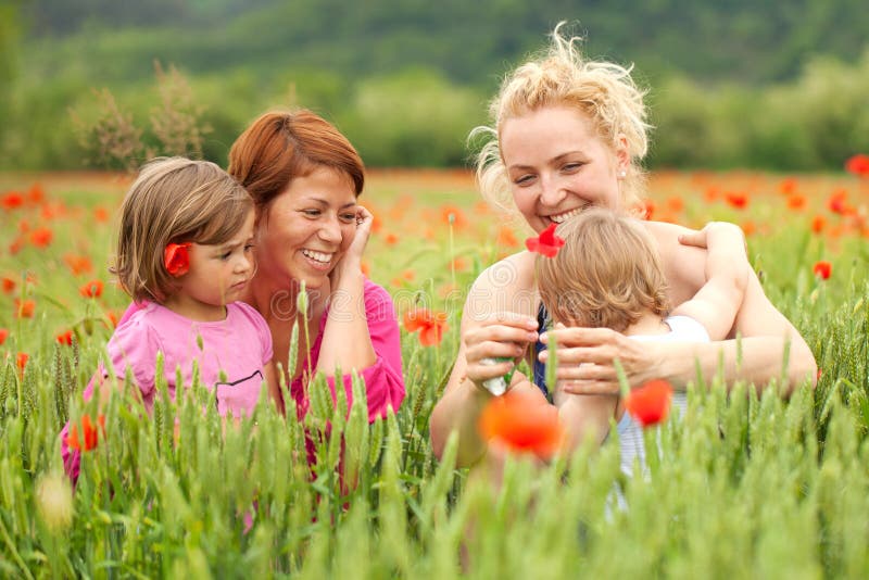 Twee vrouwen met kinderen royalty-vrije stock afbeeldingen Twee vrouwen met kinderen royalty-vrije stock afbeeldingen