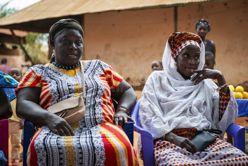 Twee vrouwen op een communautaire vergadering bij de Missira-buurt in de stad van Bissau stock foto's Twee vrouwen op een communautaire vergadering bij de Missira-buurt in de stad van Bissau stock foto's