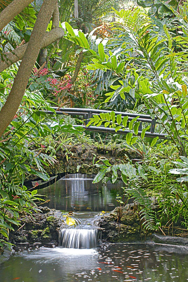 Twee Watervallen in Gedaalde Tuinen stock fotografie Twee Watervallen in Gedaalde Tuinen stock fotografie