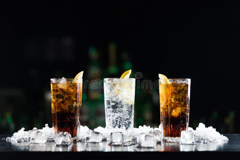 Twee wisky en cokescocktails en één witte alcoholische drank op de barlijst