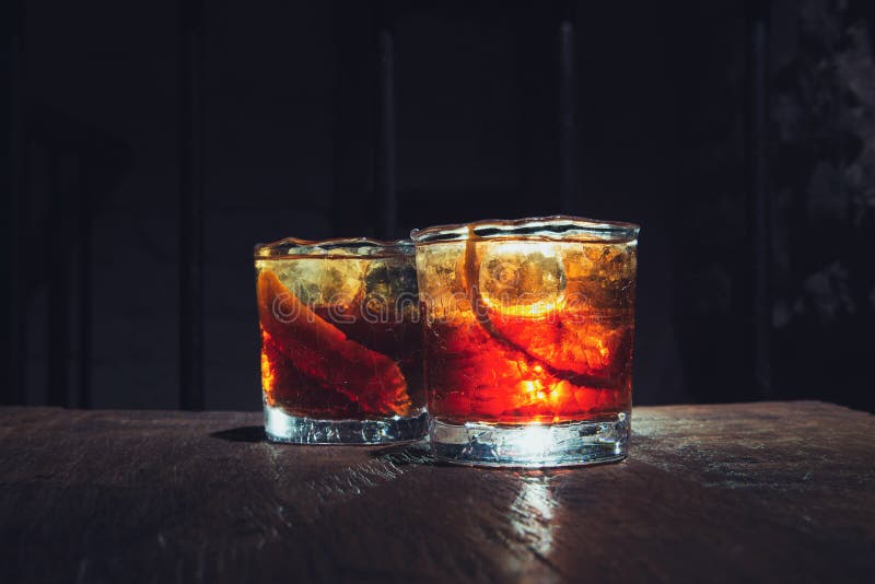 Twee wiskyglazen met backlight Alcoholcocktails royalty-vrije stock foto Twee wiskyglazen met backlight Alcoholcocktails royalty-vrije stock foto