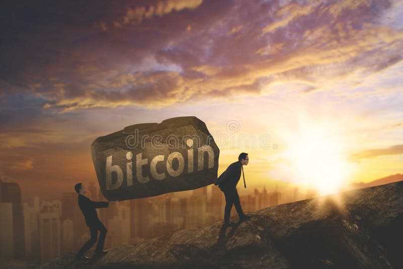 Twee zakenlieden die bitcoin woord op de klip dragen royalty-vrije stock fotografie Twee zakenlieden die bitcoin woord op de klip dragen royalty-vrije stock fotografie