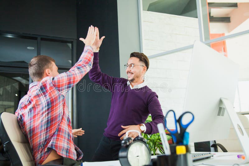 Twee zakenlieden vieren overwinning, doelbereik, hoogte vijf royalty-vrije stock afbeelding Twee zakenlieden vieren overwinning, doelbereik, hoogte vijf royalty-vrije stock afbeelding
