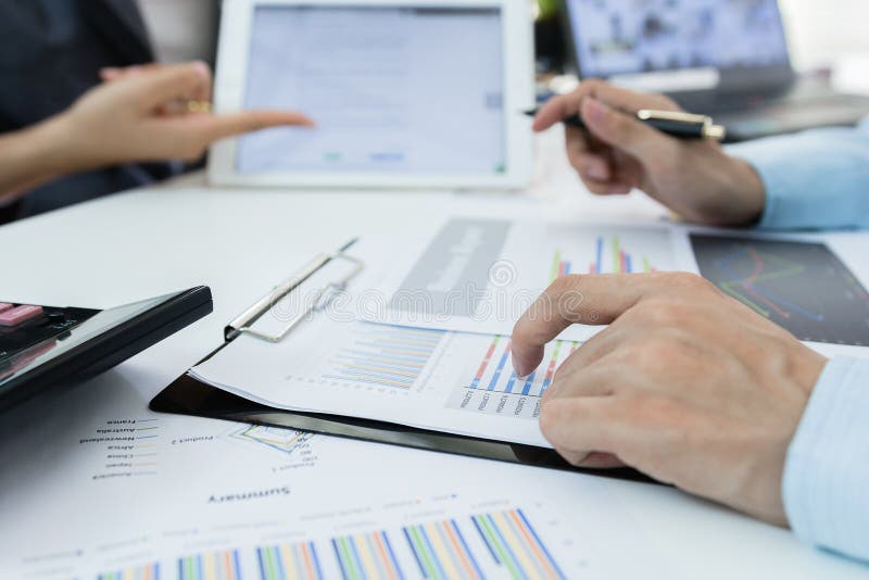 Twee zakenman zekere uitvoerende collega's en het bespreken of planfinancieel verslag die op kantoor samenkomen businessplan of i royalty-vrije stock fotografie Twee zakenman zekere uitvoerende collega's en het bespreken of planfinancieel verslag die op kantoor samenkomen businessplan of i royalty-vrije stock fotografie