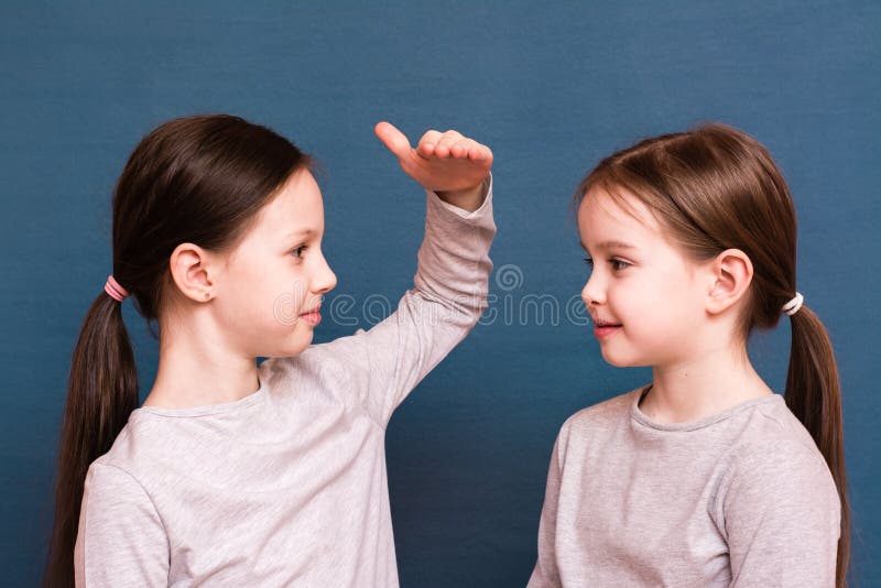 Twee Mensen Vergelijken Lengte de Foto's van de Voorraad - de Vrije & Royalty-Vrije Foto's van de Voorraad van Dreamweaver Twee Mensen Vergelijken Lengte De Foto'S Van De Voorraad - De Vrije & Royalty-Vrije Foto'S Van De Voorraad Van Dreamweaver