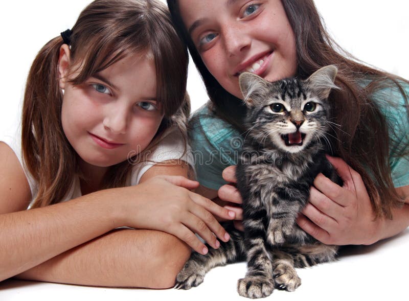 Twee Zusters die Hun Jong Katje houden royalty-vrije stock foto