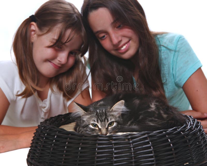 Twee Zusters die Hun Jong Katje houden royalty-vrije stock fotografie