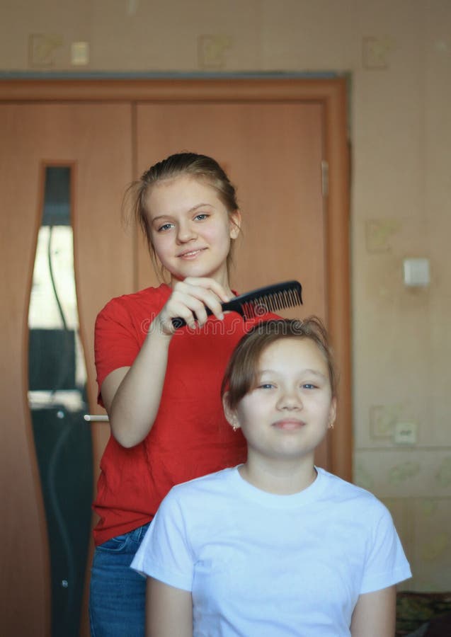 Twee zusters van meisjestieners maakt thuis haar voor elkaar stock foto's Twee zusters van meisjestieners maakt thuis haar voor elkaar stock foto's