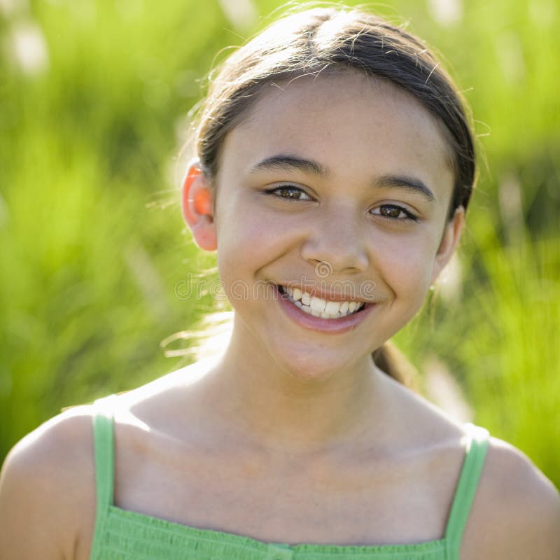 Tween-Mädchen, das zur Kamera lächelt lizenzfreie stockfotografie Tween-Mädchen, das zur Kamera lächelt lizenzfreie stockfotografie