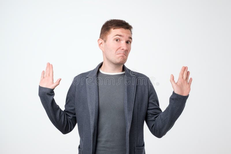 Twijfelachtige mens met nadenkende uitdrukking die keus in studio maken die op witte muur wordt geïsoleerd stock foto Twijfelachtige mens met nadenkende uitdrukking die keus in studio maken die op witte muur wordt geïsoleerd stock foto